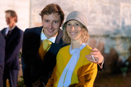 Couple d’invités souriants lors du vin d’honneur d’un mariage