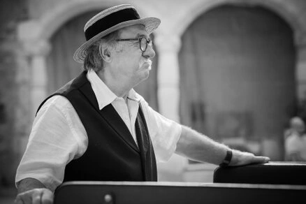 Cocher dirigeant une calèche lors d’un mariage, moment capté en noir et blanc