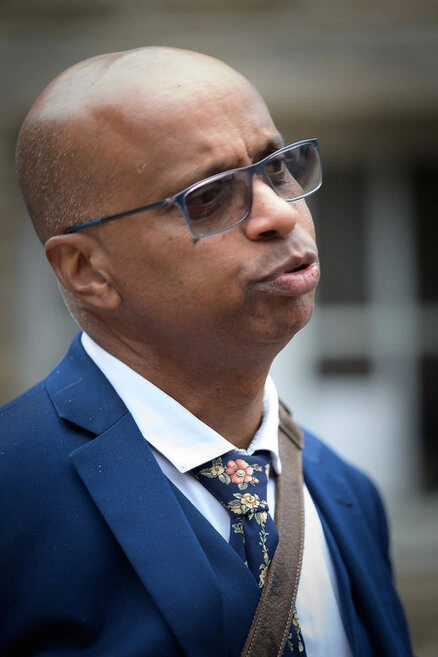 Invité exprimant une réaction spontanée pendant le vin d’honneur d’un mariage en extérieur