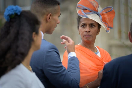 Invitée exprimant une réaction lors d’une discussion pendant le vin d’honneur d’un mariage en extérieur