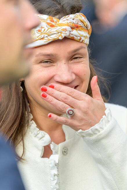Invitée souriante et émue lors du vin d’honneur d’un mariage en extérieur