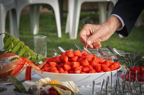 Buffet de mariage avec fraises fraîches et pièces cocktail lors du vin d’honneur en extérieur