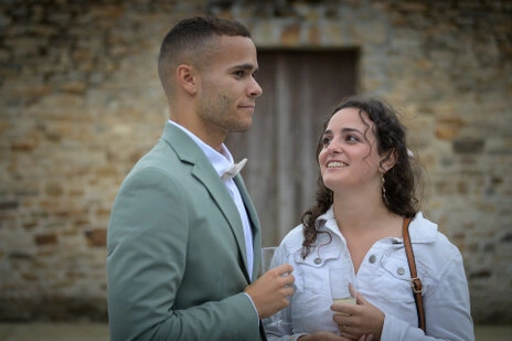 Deux invités discutant et partageant un moment convivial lors du vin d’honneur d’un mariage