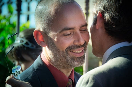 Deux invités se saluant chaleureusement lors du vin d’honneur d’un mariage en extérieur