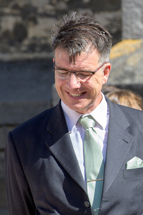 Père de la mariée souriant en extérieur pendant un mariage