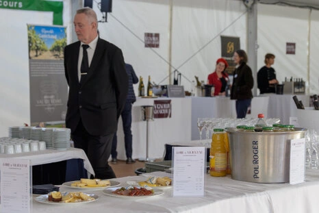 Buffet avec boissons et assiettes préparées pour les invités lors d’un événement professionnel