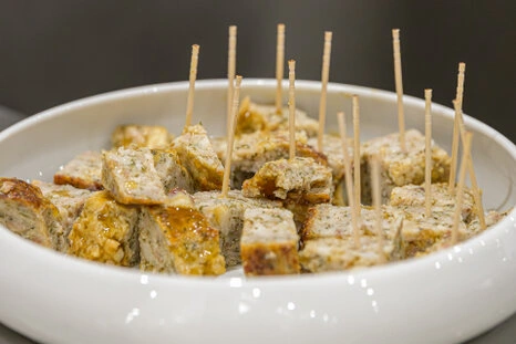Plateau de bouchées apéritives avec pics en bois lors d’un cocktail d’entreprise