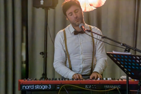 Clavieriste animant un événement professionnel avec une prestation musicale en direct