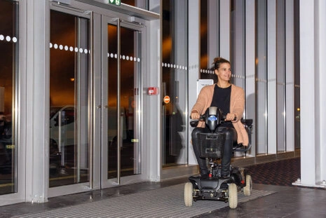 Personne se déplaçant à l’entrée d’un lieu lors d’un événement professionnel