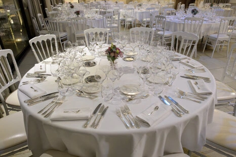 Table élégamment dressée avec vaisselle et verres pour un dîner d’événement professionnel